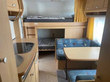 Mietwohnwagen: Wohnküche + Etagenbett